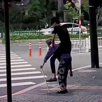 骑老奶奶闯红灯