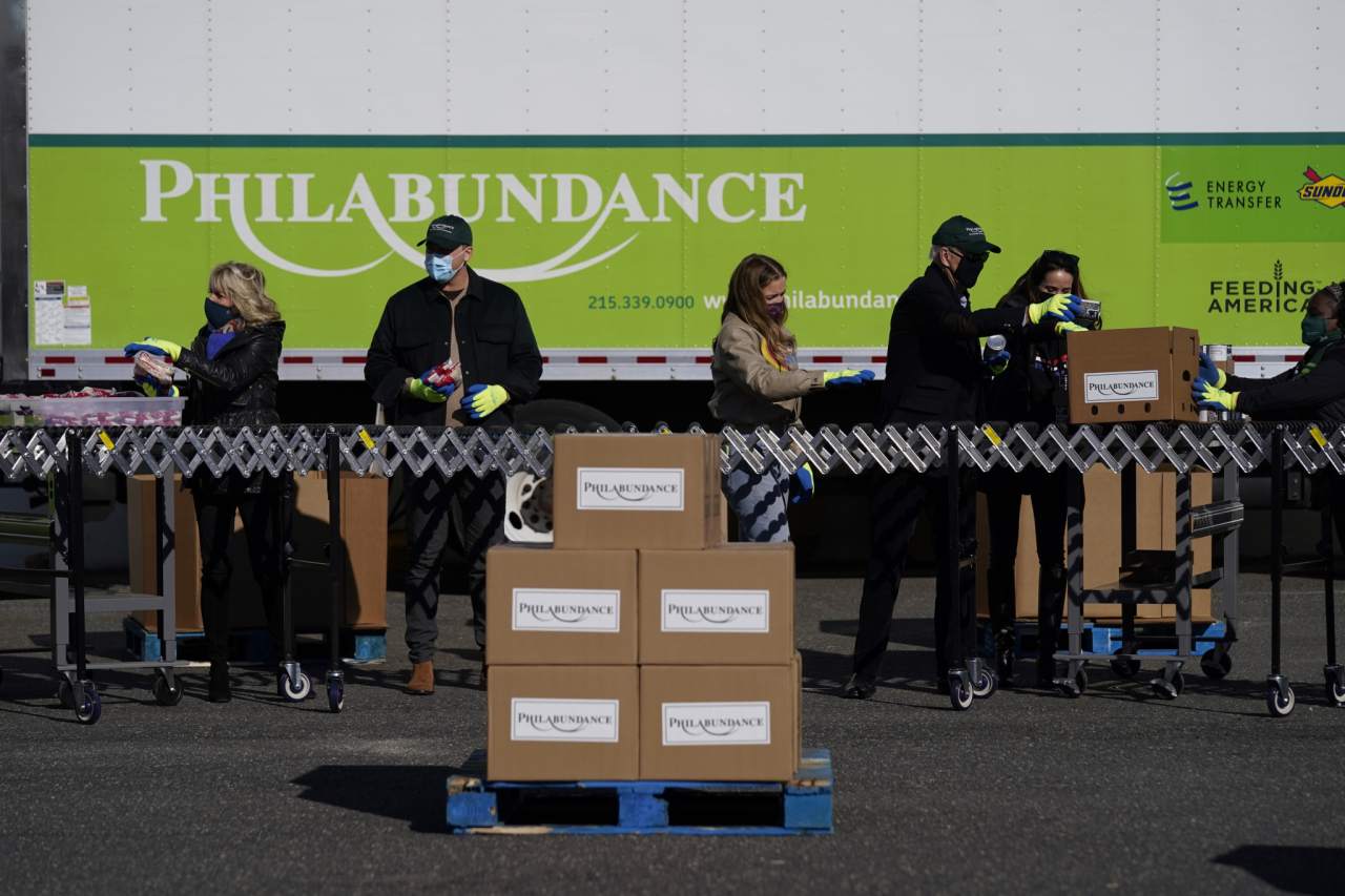 就职典礼前夕 拜登携家人参加美国全国服务日活动