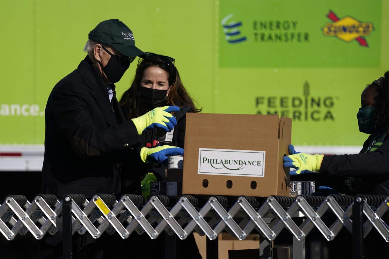 就职典礼前夕 拜登携家人参加美国全国服务日活动