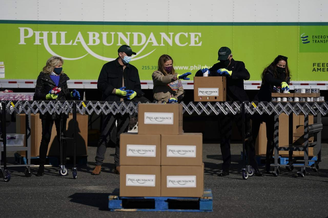 就职典礼前夕 拜登携家人参加美国全国服务日活动