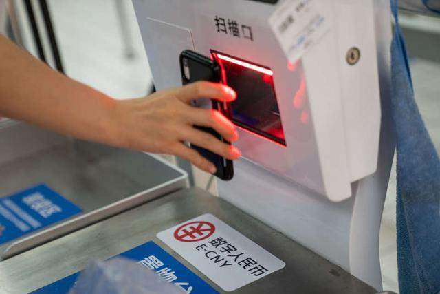 伊朗正式用人民币替代美元，2000万桶石油提前存在中国