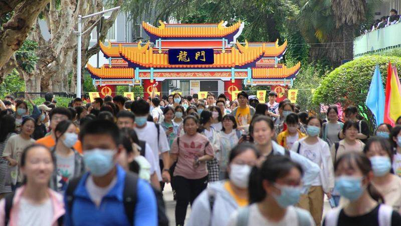 一个半截入土的行业，被扬上了最后一把沙
