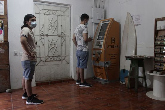 市场闪崩、国内抗议!这个国家宁愿用比特币也不用美元