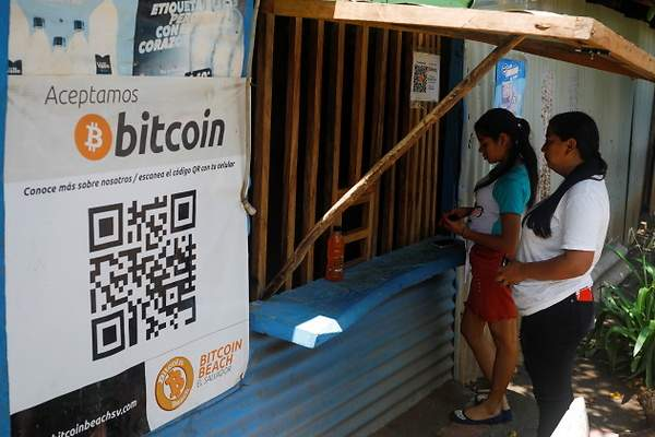 市场闪崩、国内抗议!这个国家宁愿用比特币也不用美元
