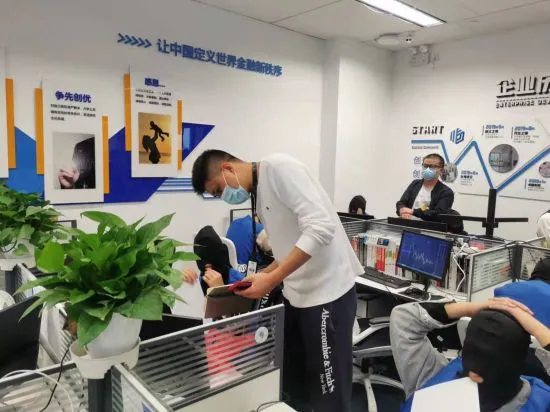外汇EA稳赚不赔，骗子：你信我！