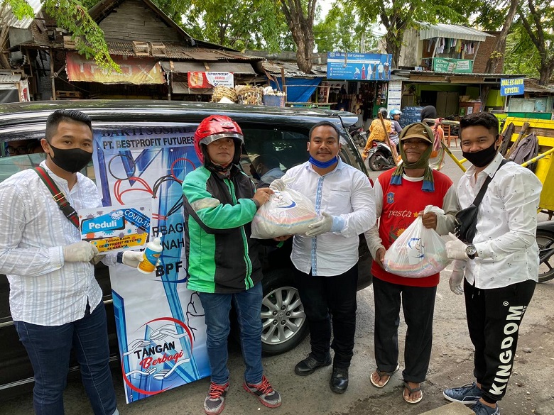 Bestprofit Futures Surabaya Bagikan Sembako Kepada Warga yang Membutuhkan