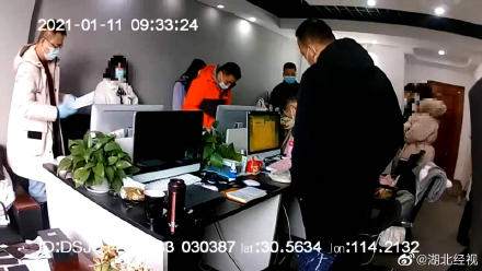 武汉一杀猪盘诈骗团伙被一锅端： 30余人被骗60多万元