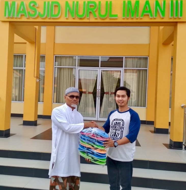 Bestprofit Futures Pekanbaru Berbagi Sendal Wudhu Keseluruh Masjid