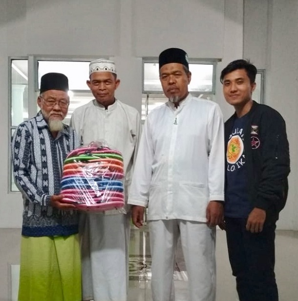 Bestprofit Futures Pekanbaru Berbagi Sendal Wudhu Keseluruh Masjid