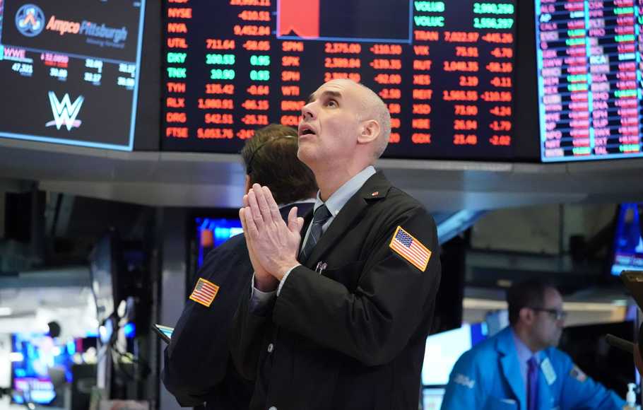 Kasus Omicron Meningkat, Dow Turun 430 Poin