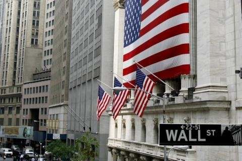 Wall Street Cs Longsor, Saham Apple-Amazon Hantam Nasdaq hingga 2,4 Persen