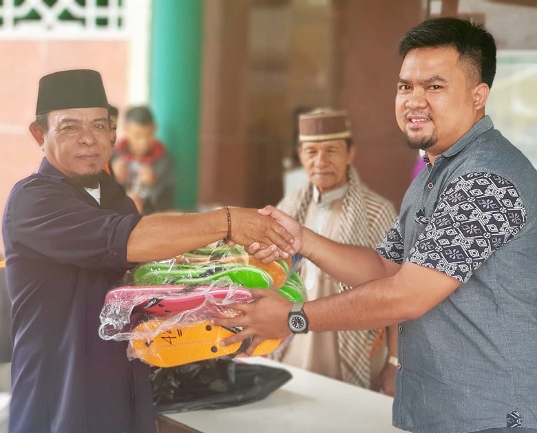 Bestprofit Futures Pekanbaru Berbagi Sendal Wudhu Keseluruh Masjid
