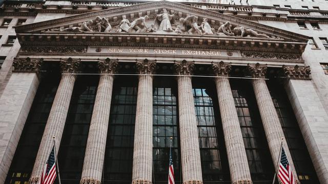 Wall Street Menguat Setelah Aksi Jual karena Omicron, Indeks Dow Jones Naik 600 Poin
