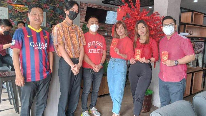 Perayan Imlek di PT VIF Manado, Bagi-bagi Angpao dan Doa Agar Rezeki Makin Lancar 