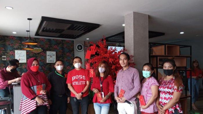 Perayan Imlek di PT VIF Manado, Bagi-bagi Angpao dan Doa Agar Rezeki Makin Lancar 