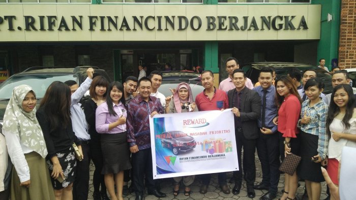 Rifan Financindo Serahkan Satu Unit Mobil ke Nasabah
