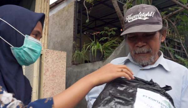 PT Kontak Perkasa Futures Bagikan Ratusan Paket Sembako untuk Masyarakat Terdampak Covid-19