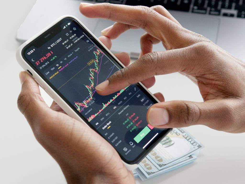 PR Besar Kominfo Lindungi Masyarakat dari Gempuran Aplikasi Investasi Ilegal