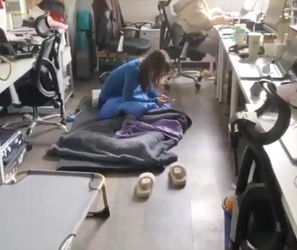 Lebih dari 20.000 bankir dan trader tidur di kantor