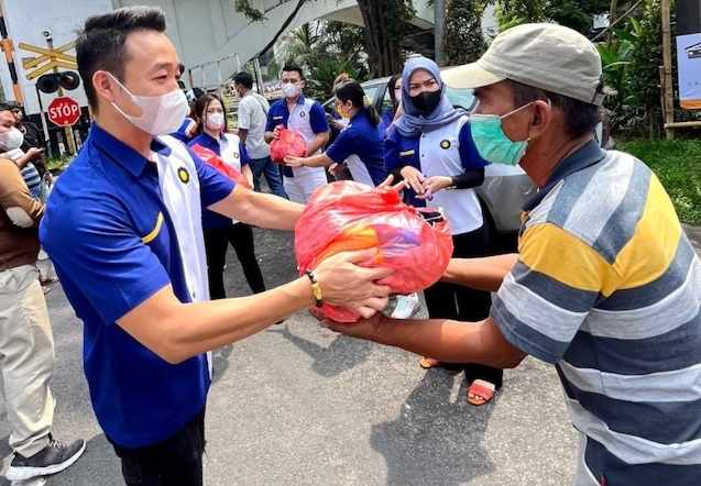PT Midtou Aryacom Futures Bagikan Ratusan Paket Sembako