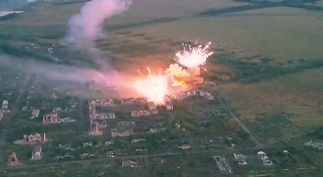 Nga nã đạn nhiệt áp, phe ly khai tuyên bố kiểm soát thị trấn chiến lược ở Donetsk
