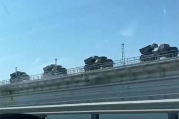 Đoàn tàu chở khí tài quân sự Nga tiến về Crimea, chi viện cho Kherson?