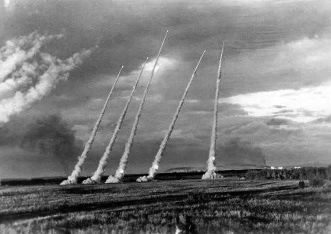 “Ông tổ” của pháo phản lực HIMARS là vũ khí Nga, từng khiến phát xít Đức khiếp sợ