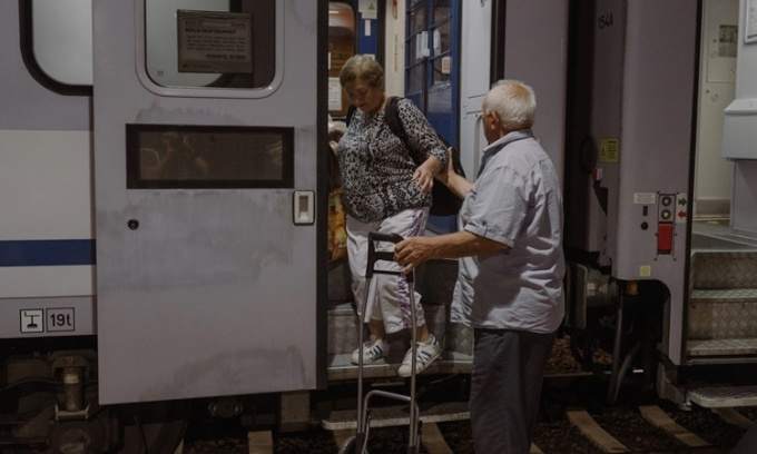 Buồn vui trên chuyến tàu đưa người Ukraine hồi hương