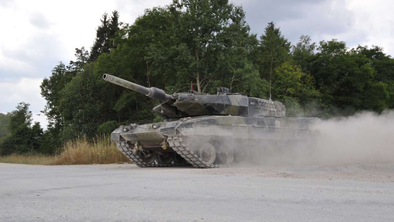 Vì sao Mỹ và Đức chưa hỗ trợ xe tăng Abrams, Leopard cho Ukraine?