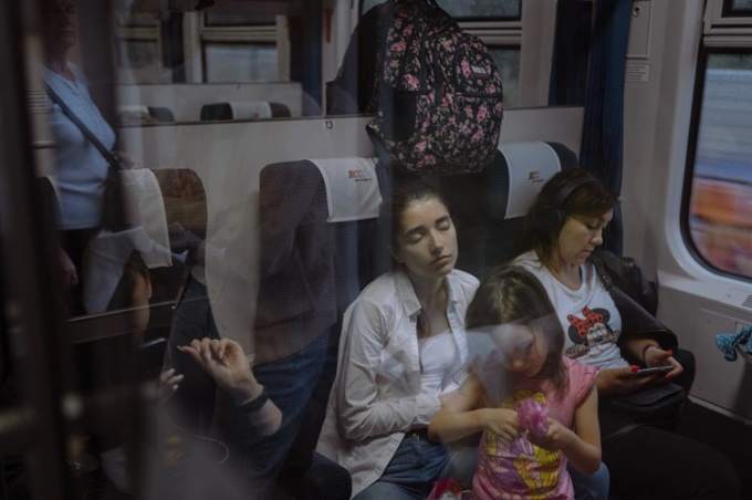 Buồn vui trên chuyến tàu đưa người Ukraine hồi hương