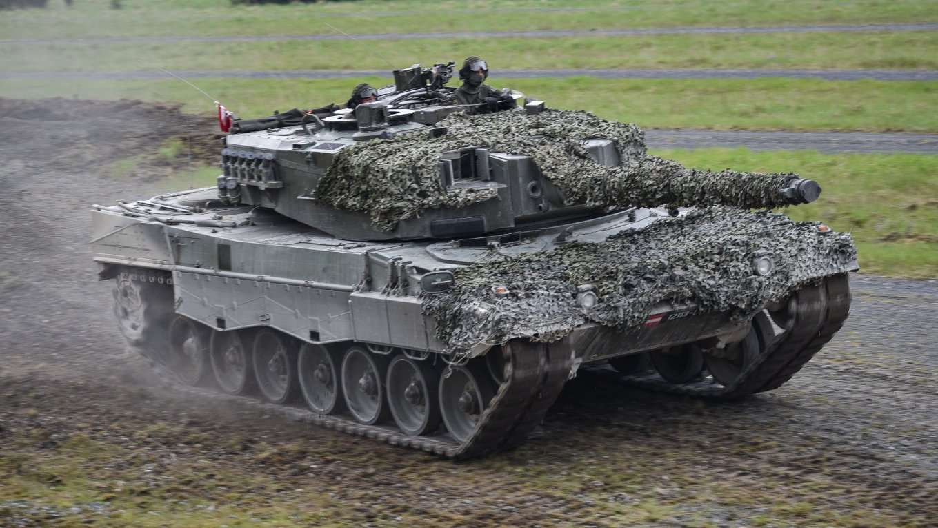 Vì sao Mỹ và Đức chưa hỗ trợ xe tăng Abrams, Leopard cho Ukraine?