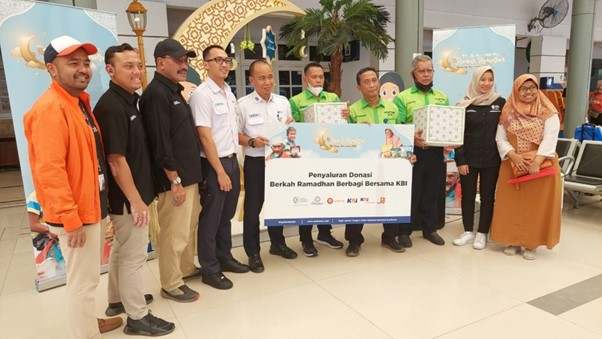 Jelang Lebaran, 175 Porter Stasiun Pasar Senen Dapat Paket Sembako dari KBI