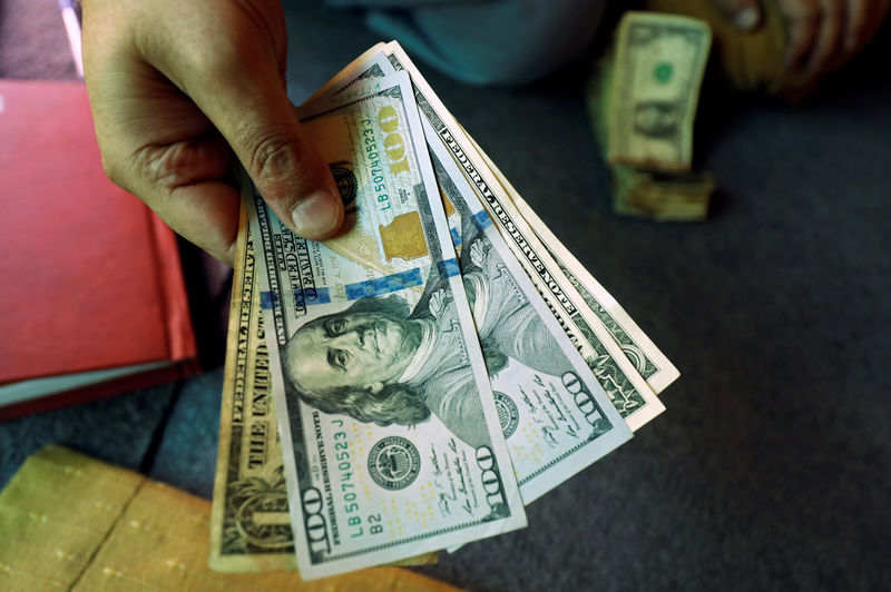 Đồng USD tăng; kết thúc tuần tăng đầu tiên sau hơn 1 tháng