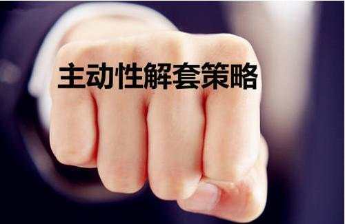 璞玉品金：7.10晚间黄金多单被套如何解套？原油继续空？
