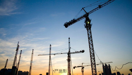 严施影：4.25原油狂跌不止？后市行情走势解析及多单被套解套