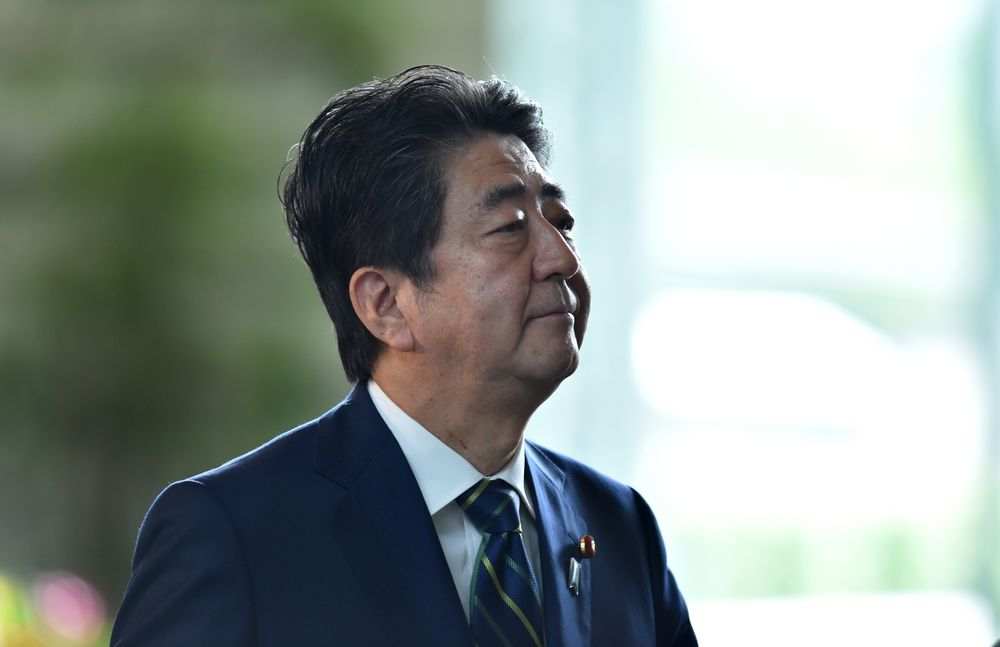 日本首相安倍下月初将重组内阁 因其支持率降至2012年以来最低