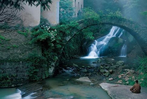 穆成松:静心观水流,冷眼看世态,处变不惊察行情