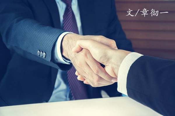章彻一：8.14黄金双顶之势短期会回调，多头警惕！原油区间压制做空！