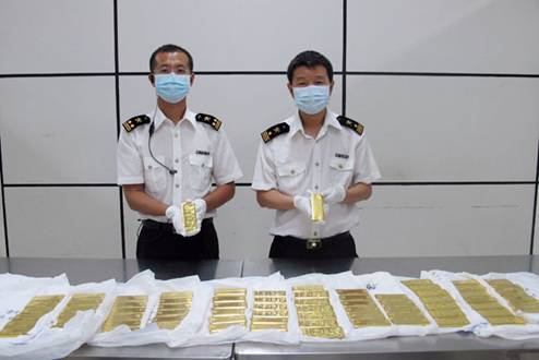 深圳海关查获12名旅客走私黄金金条案