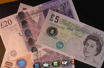 英镑兑美元周一震荡回升 10月份重挫6%