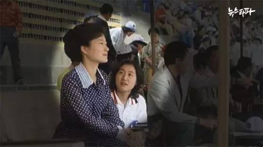 叶雯熙:朴槿惠下台呼声此起彼伏,年度大戏坑妈坑闺蜜