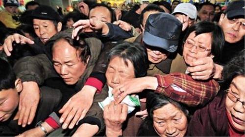 中国大妈嫌贵 日本民众疯抢