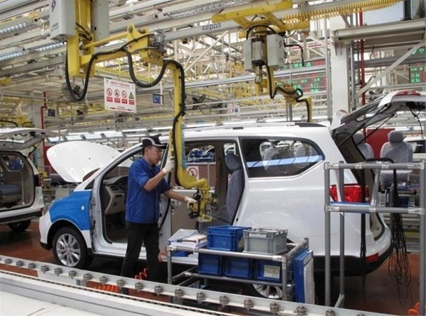 综述:中国8月官方制造业PMI创近两年新高 服务业持稳经济再拾动能