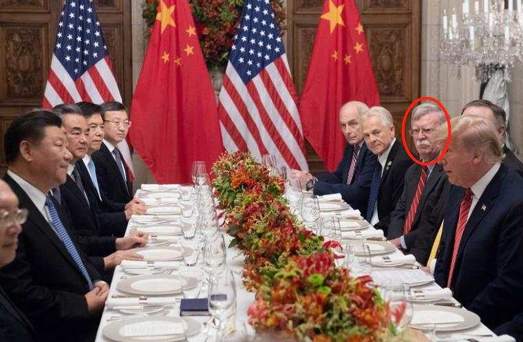 “特朗普准备晚宴时，抓捕行动的计划正在进行……”