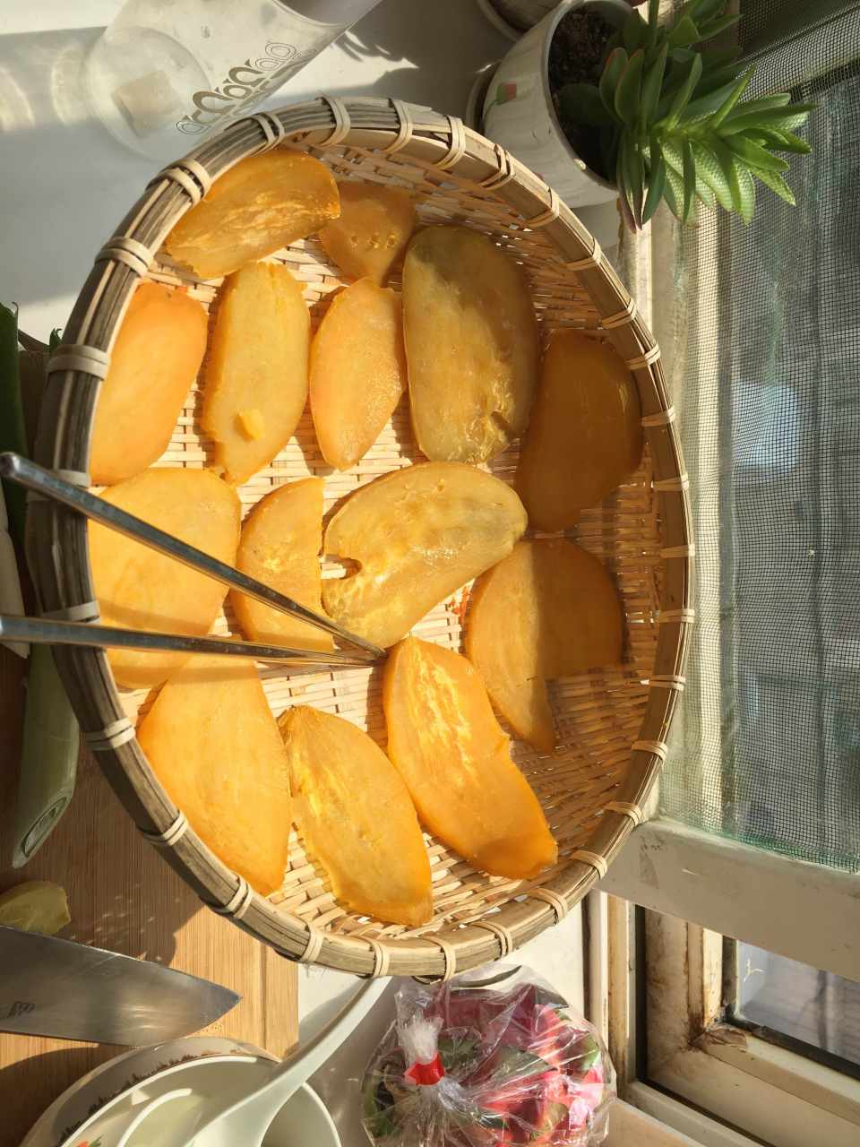 feed image