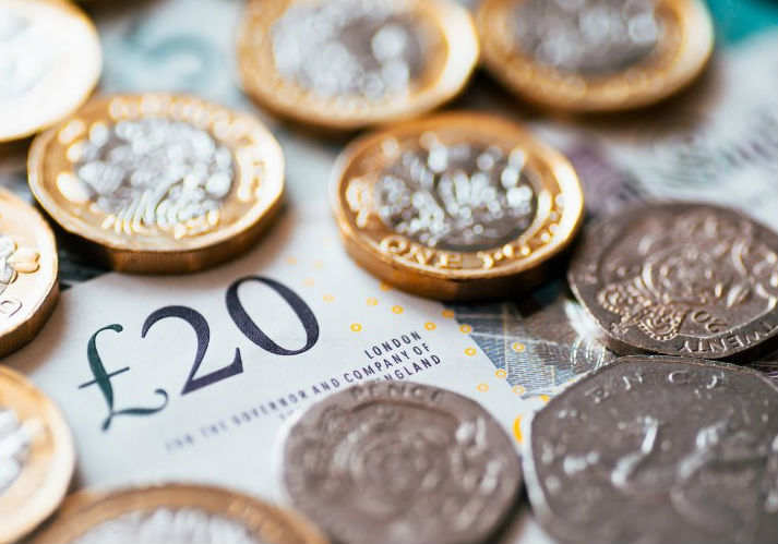 英国经济二季度萎缩，经济不景气致使英镑跌至两年来低点