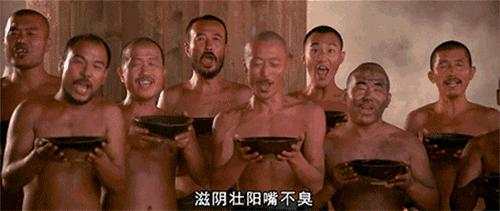 巩俐22岁,张艺谋37岁,他们合照那年,是我们回不去的生猛时代