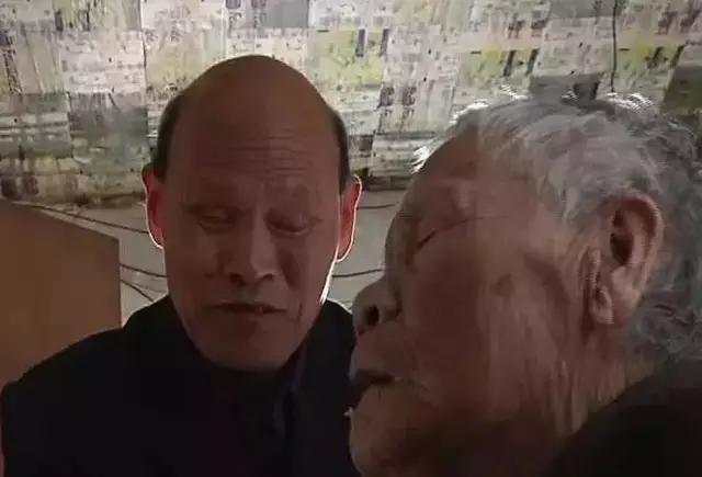 27张一丝不挂的人性照片，直击心灵！ 你会流泪
