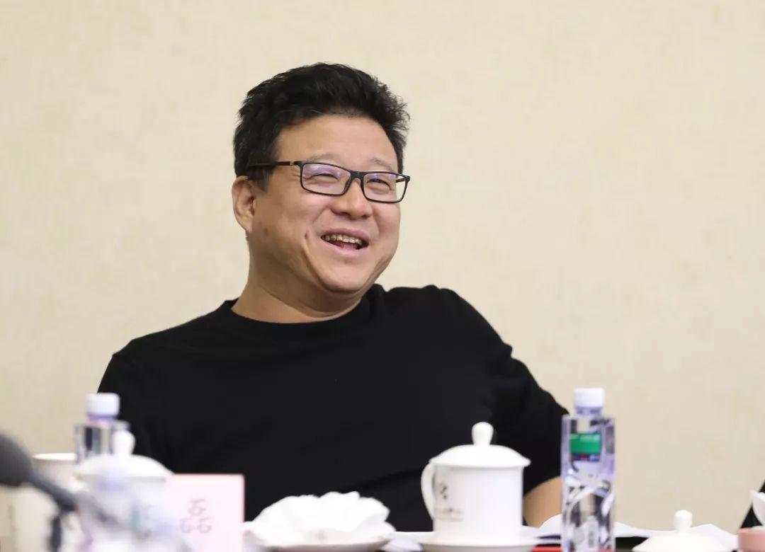 丁磊向左，刘强东向右