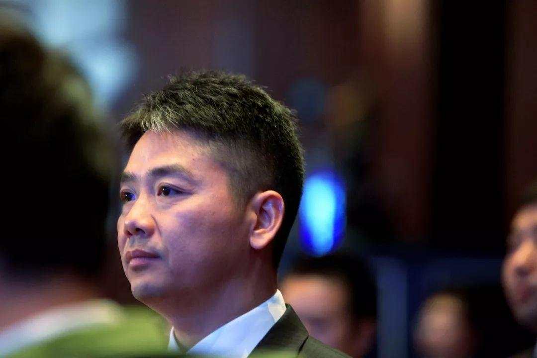 丁磊向左，刘强东向右